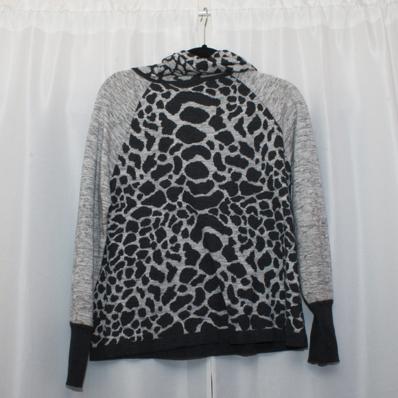 Cullen Giraffe Animal Print Sweatshirt Size Medium - Picture 6 of 6
